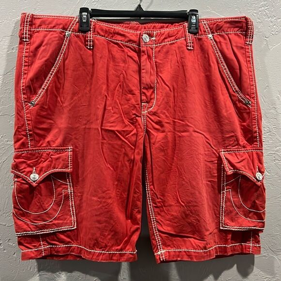 🔥🔥 Vintage TRUE RELIGION Red Cargo Shorts/ White Stitching - Men Sz 44 - EUC - Picture 1 of 14